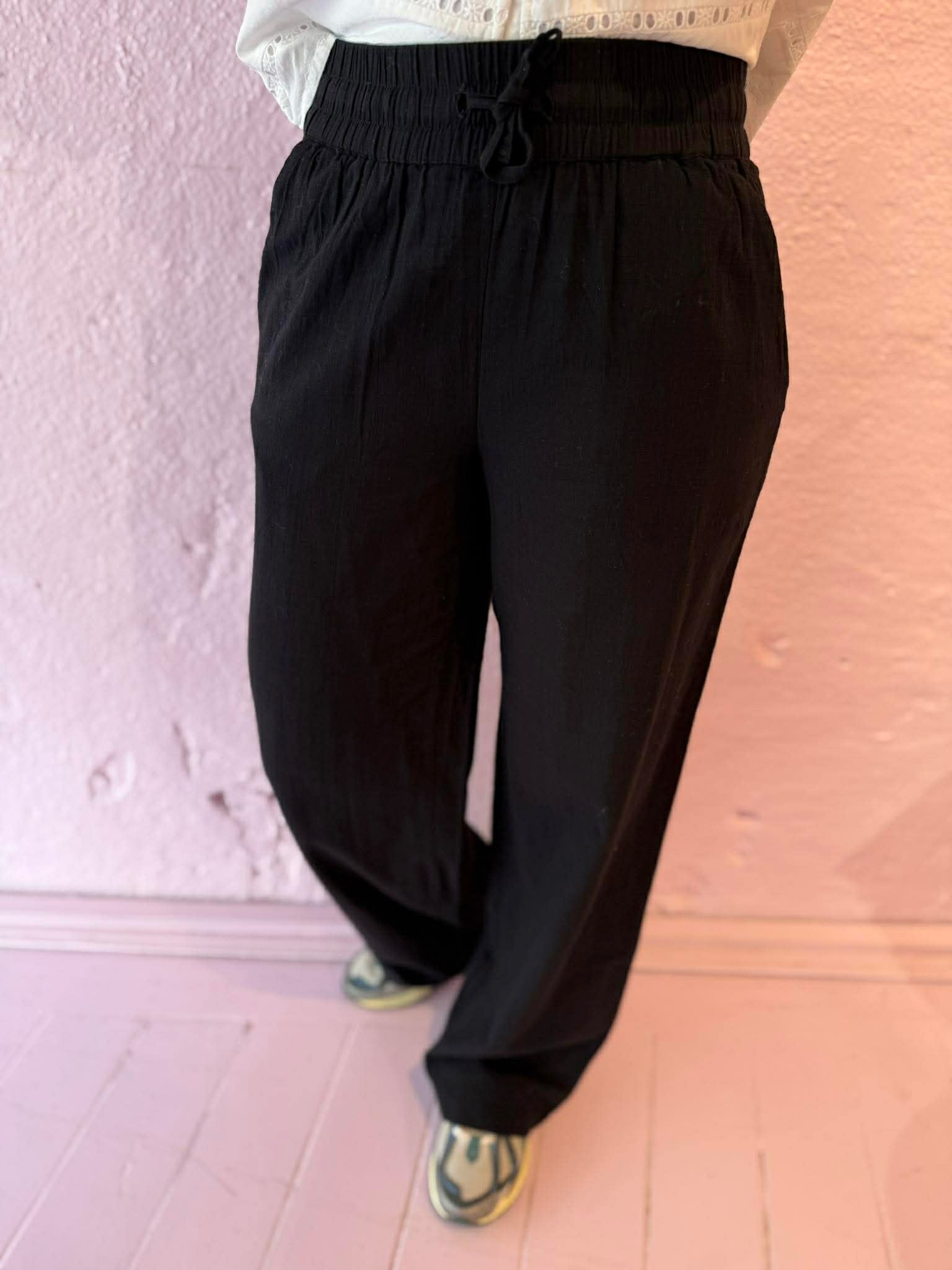 VMCAIA Trousers - Black